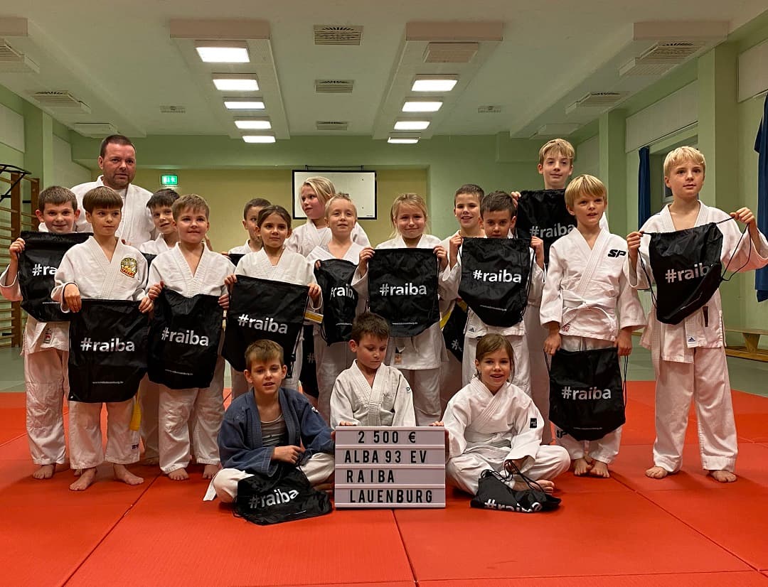 Spendenübergabe an die 1. Judo-Gruppe des AlBa 93 Boizenburg e. V. Spendenübergabe an die 1. Judo-Gruppe des AlBa 93 Boizenburg e. V.